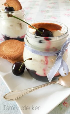 Joghurt-Kirsch-Dessert mit Galettes Bretonnes aus Pont-Aven