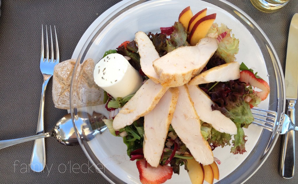 Sommersalat mit Himbeerdressing, Pouletstreifen und Ziegenkäse | Family ...