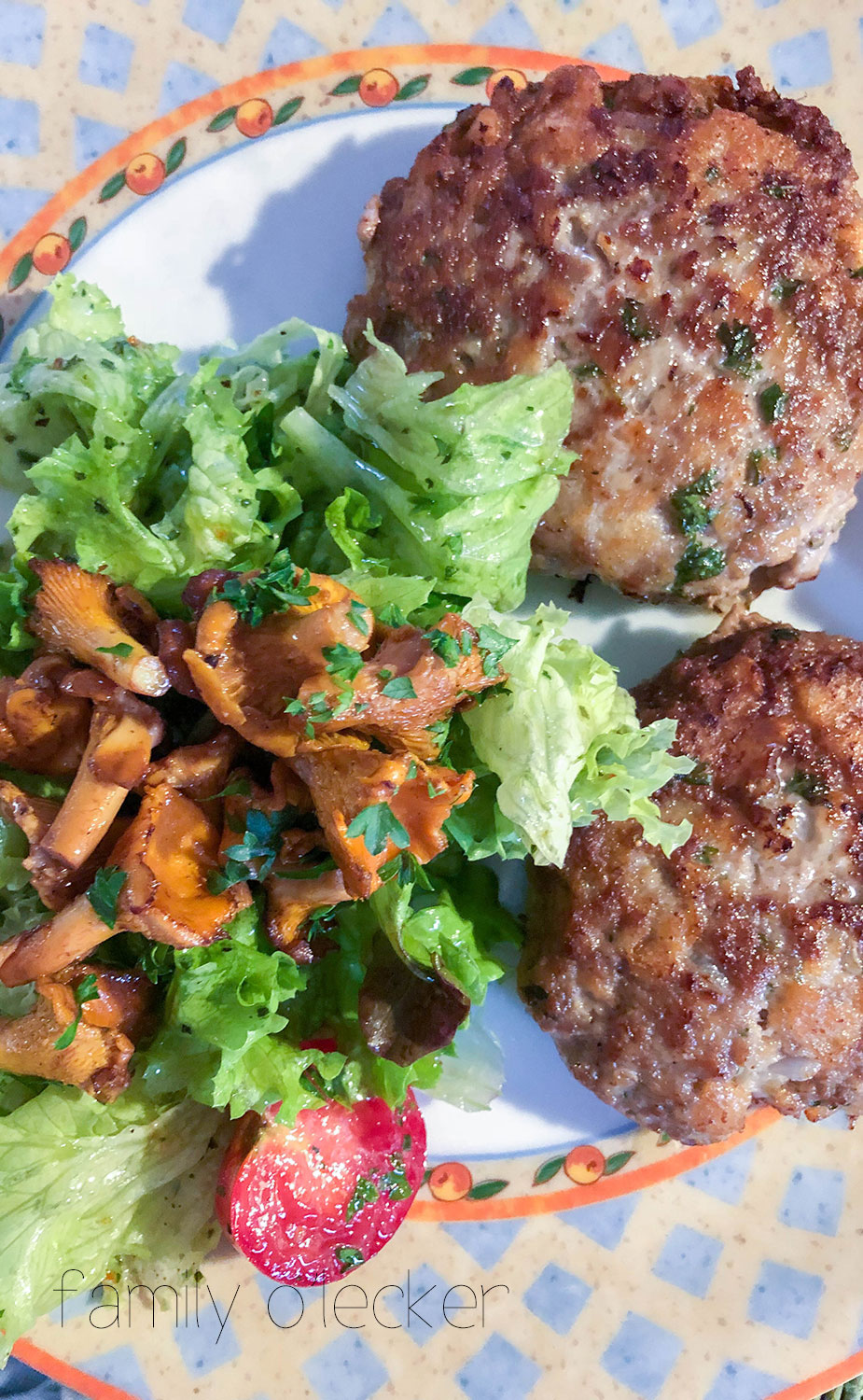 Bayerische Fleischpflanzerl mit Salat und Pfifferlingen | Family o&amp;#39;Lecker